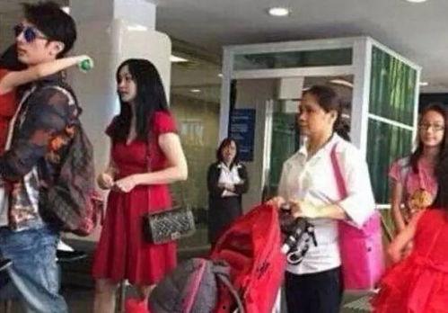 戴口罩吃瓜群众