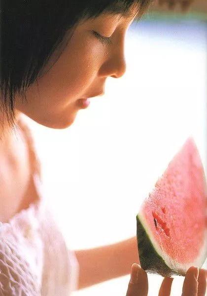 吃瓜群众好好吃了会儿瓜,吃瓜群众畅享夏日瓜果盛宴