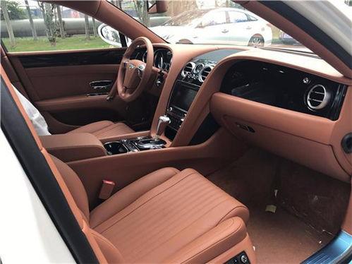 提车迈巴赫群众吃瓜,群众围观吃瓜，豪车效应引热议