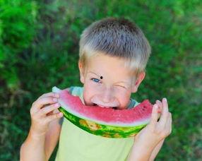 搞笑吃瓜群众为了卖西瓜,笑料百出！搞笑吃瓜群众教你如何卖瓜成精