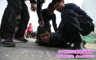 便衣警察抓捕现场遇到吃瓜群众